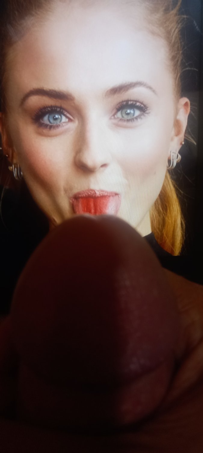 SOPHIE TURNER #TYGEXEar