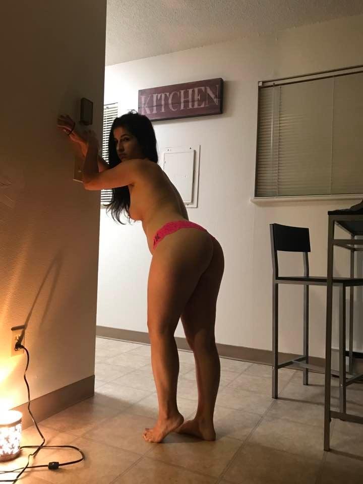 Sexy Mandy showing herself taking it in the ass. #6ts3oTfG